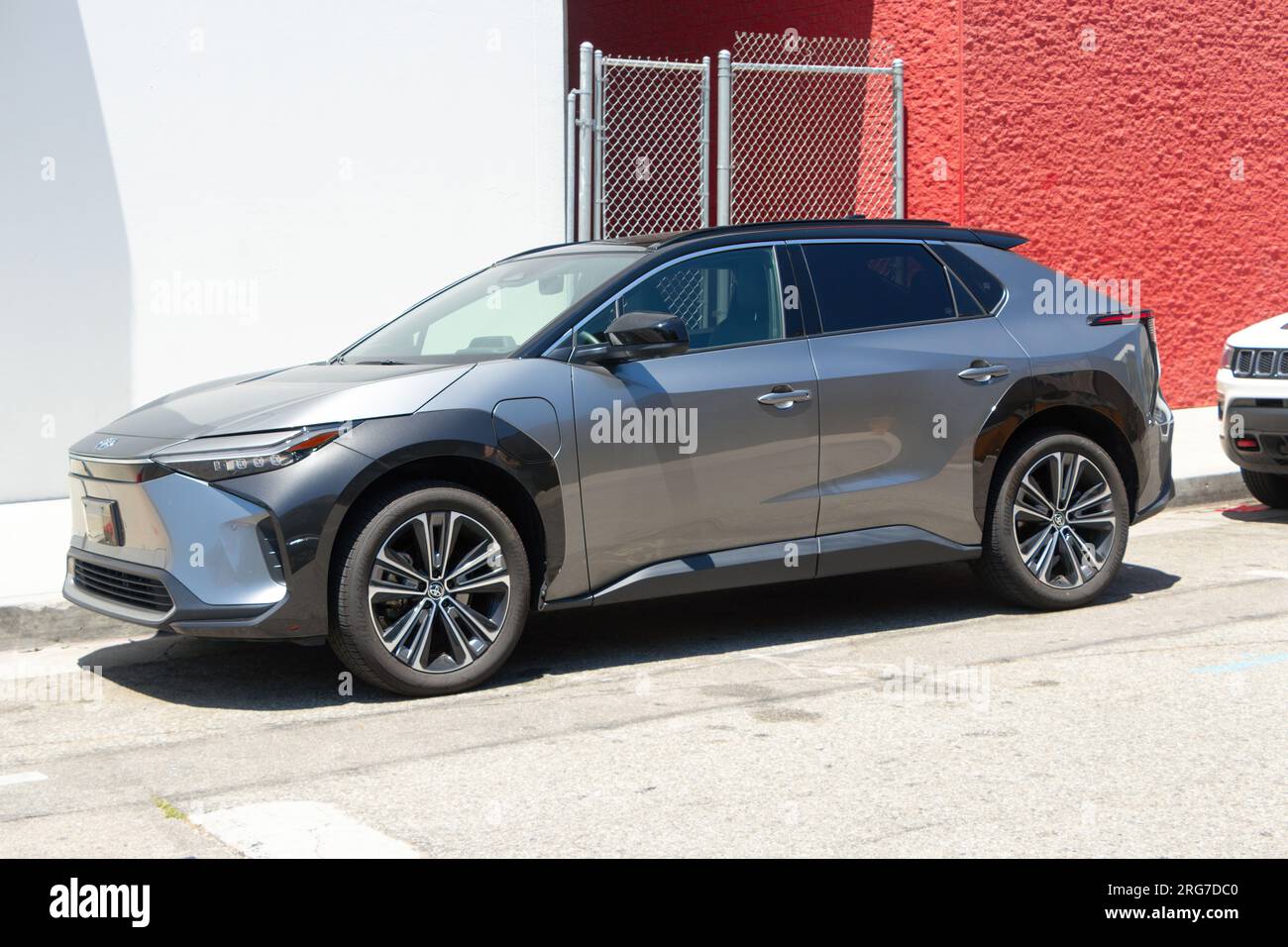 2023 bZ4X EV SUV Toyota Auto parkt in Los angeles Straße Stockfoto
