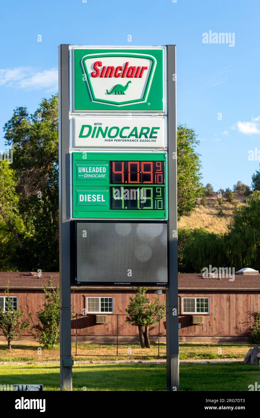 Isoliertes Horten von Preisschildern für Treibstoffpreise an Sinclair Tankstelle, USA Stockfoto