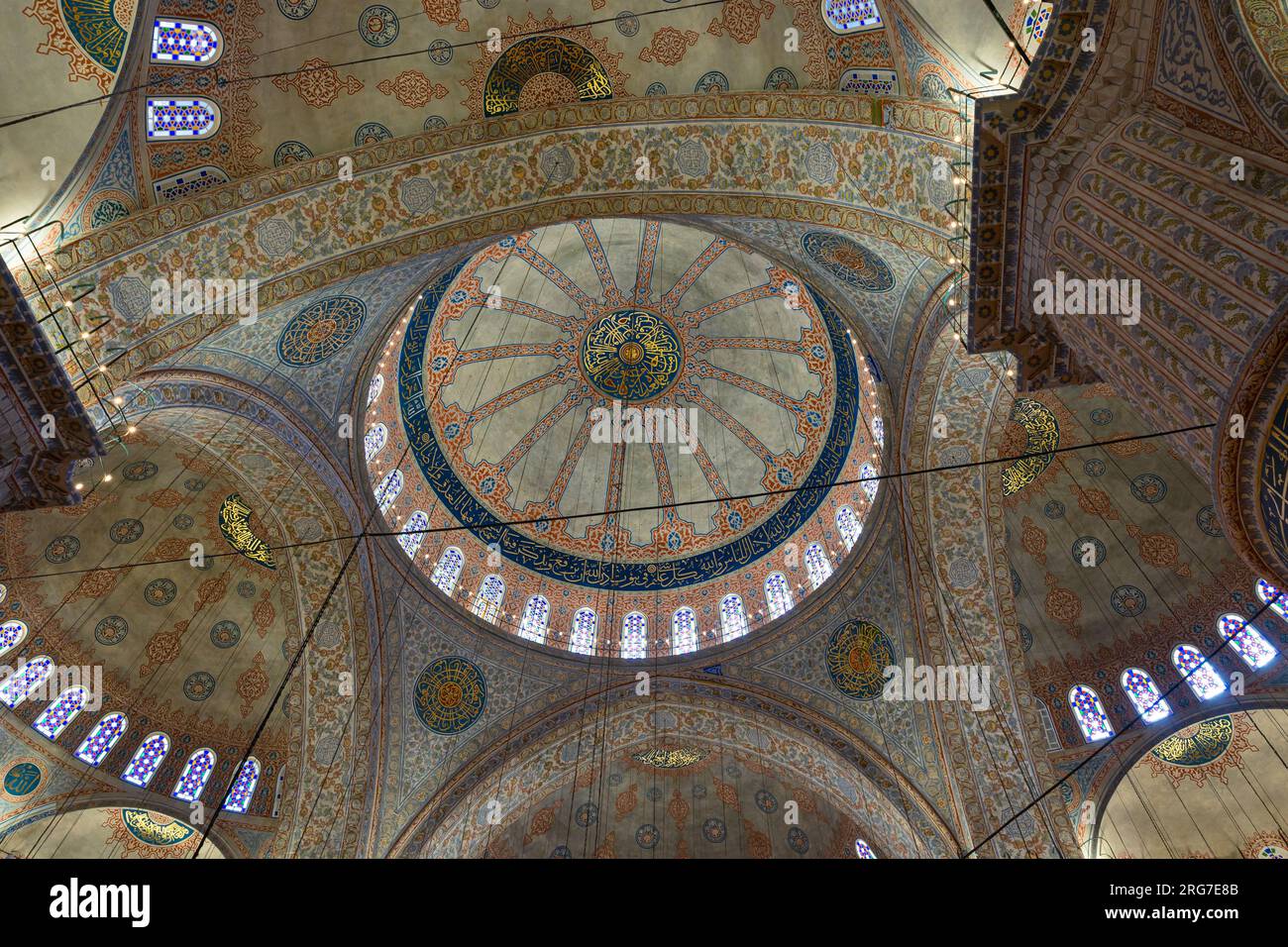 Sultanahmet Moschee alias Blaue Moschee mit Blick auf das Innere. Istanbul Turkiye - 6.30.2023 Stockfoto