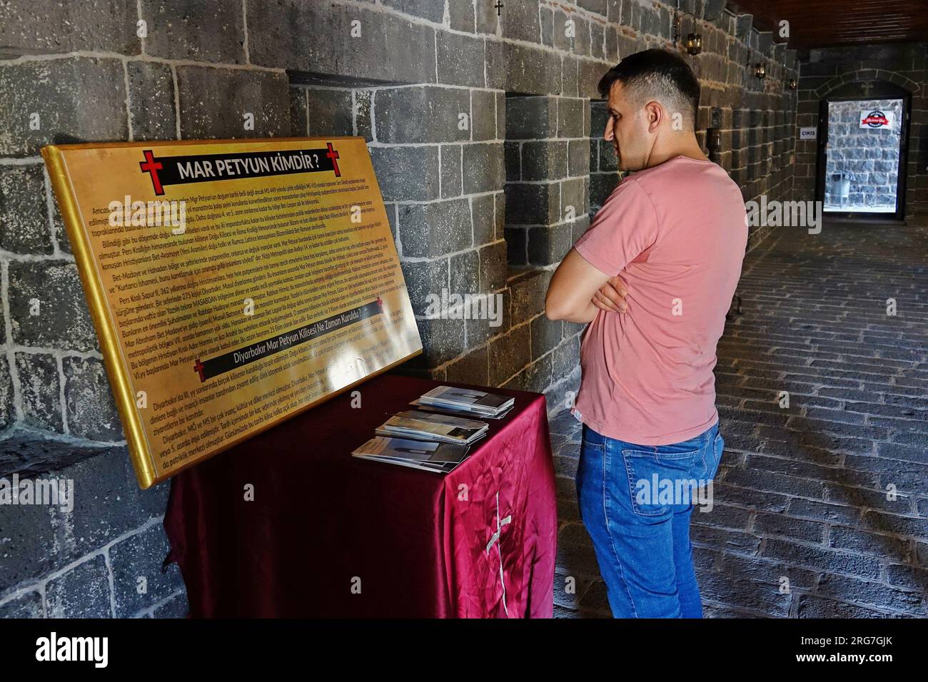 Ein Besucher wird in einer Kirche gesehen, die die Beschreibung von St