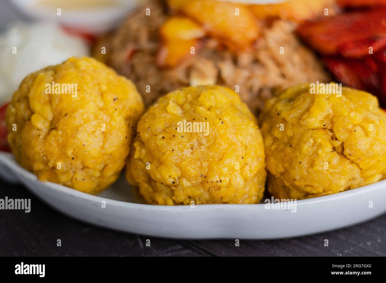 Typische Speisen des peruanischen Amazonas, Tacacho aus Kochbananen mit cecina und Chorizo aus Schweinefleisch Stockfoto