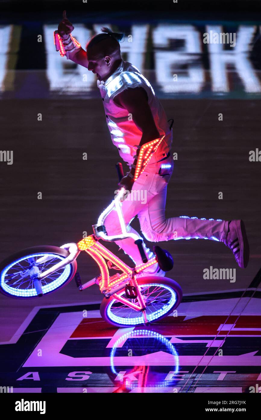 7. August 2023: The „Tron Bike“ tritt am 7. August 2023 während des USA Basketball Showcase auf der T-Mobile Arena in Las Vegas, NV, in der Halbzeit auf. Christopher Trim/CSM. Stockfoto