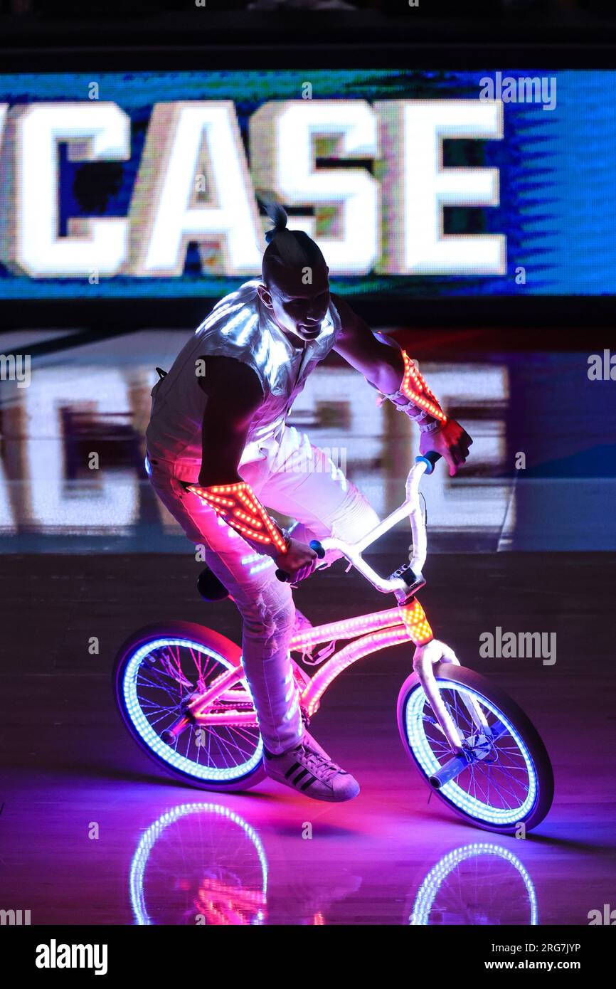7. August 2023: The „Tron Bike“ tritt am 7. August 2023 während des USA Basketball Showcase auf der T-Mobile Arena in Las Vegas, NV, in der Halbzeit auf. Christopher Trim/CSM. Stockfoto