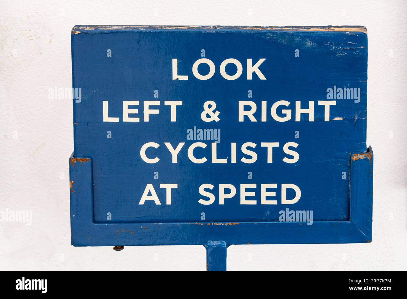 Ein Schild in Hammersmith lautet „Look left & right Cyclers at Speed“. Stockfoto