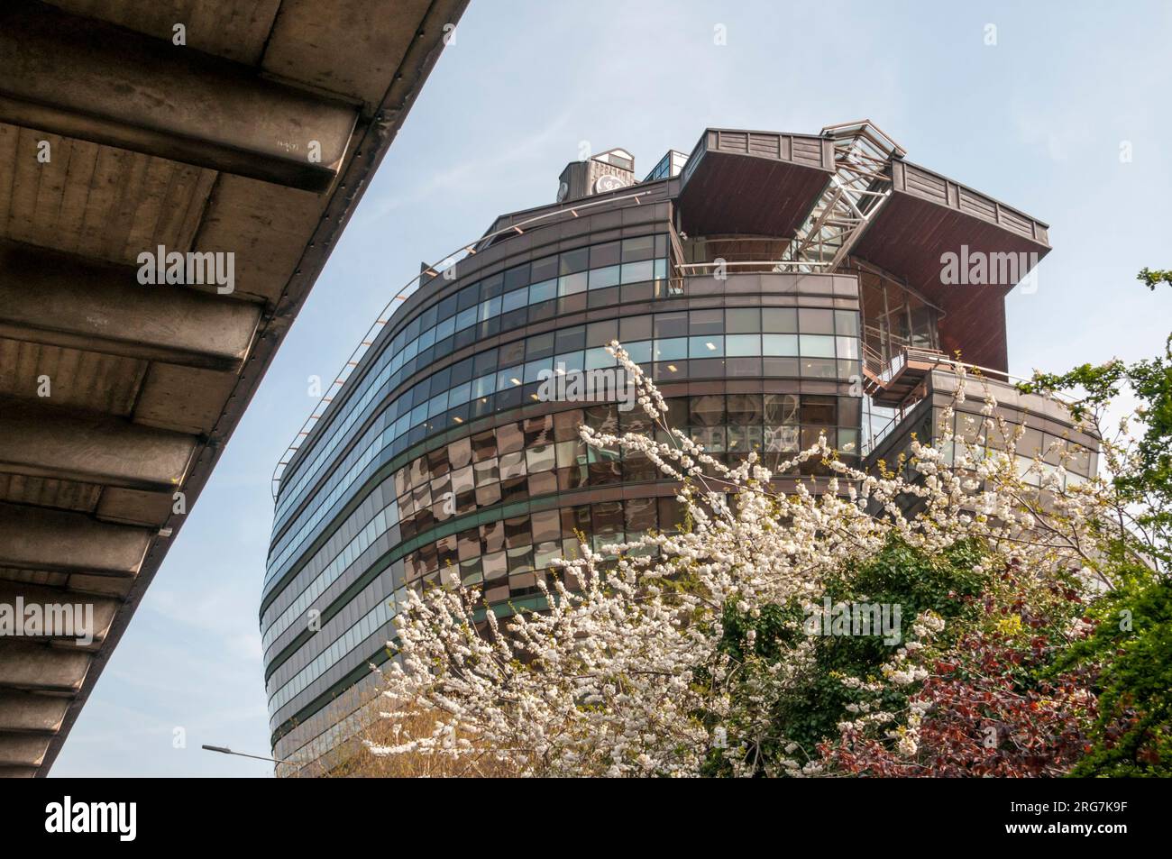 Die Lade Bürogebäude in die Talgarth Road, neben der Hammersmith-überführung, wurde von Ralph Erskine konzipiert. Wie ähnlich eines Schiffsrumpfes beschrieben. Stockfoto