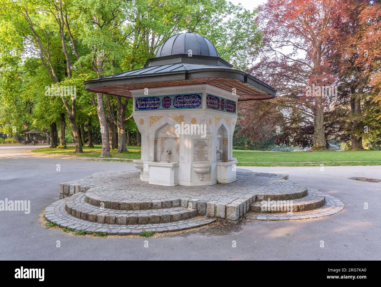 Wien, Österreich - 24. April 2009: Berühmter Brunnen Yunus Emre in Wien, Österreich. Der Brunnen war ein Geschenk der Türkei an Österreich am 11. Oktober 1991. Stockfoto