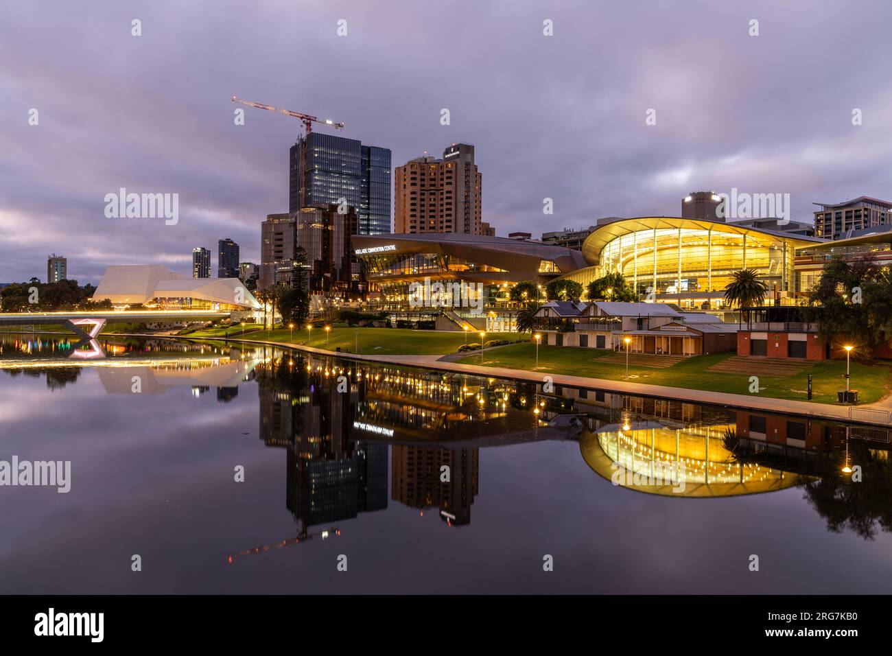 Sonnenaufgang über dem Flussufer, reflektiert im Fluss Torrens in Adelaide South Australia am 6. 2023. August Stockfoto