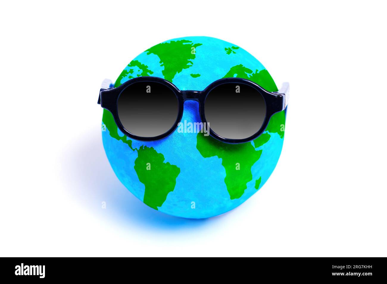 Winziger Globus mit stilvoller Sonnenbrille, der ein Gefühl von Abenteuer und globaler Entdeckungsreise symbolisiert. Reise-, Urlaubs- und Sommerdesigns, die sich auf die Kontra beziehen Stockfoto