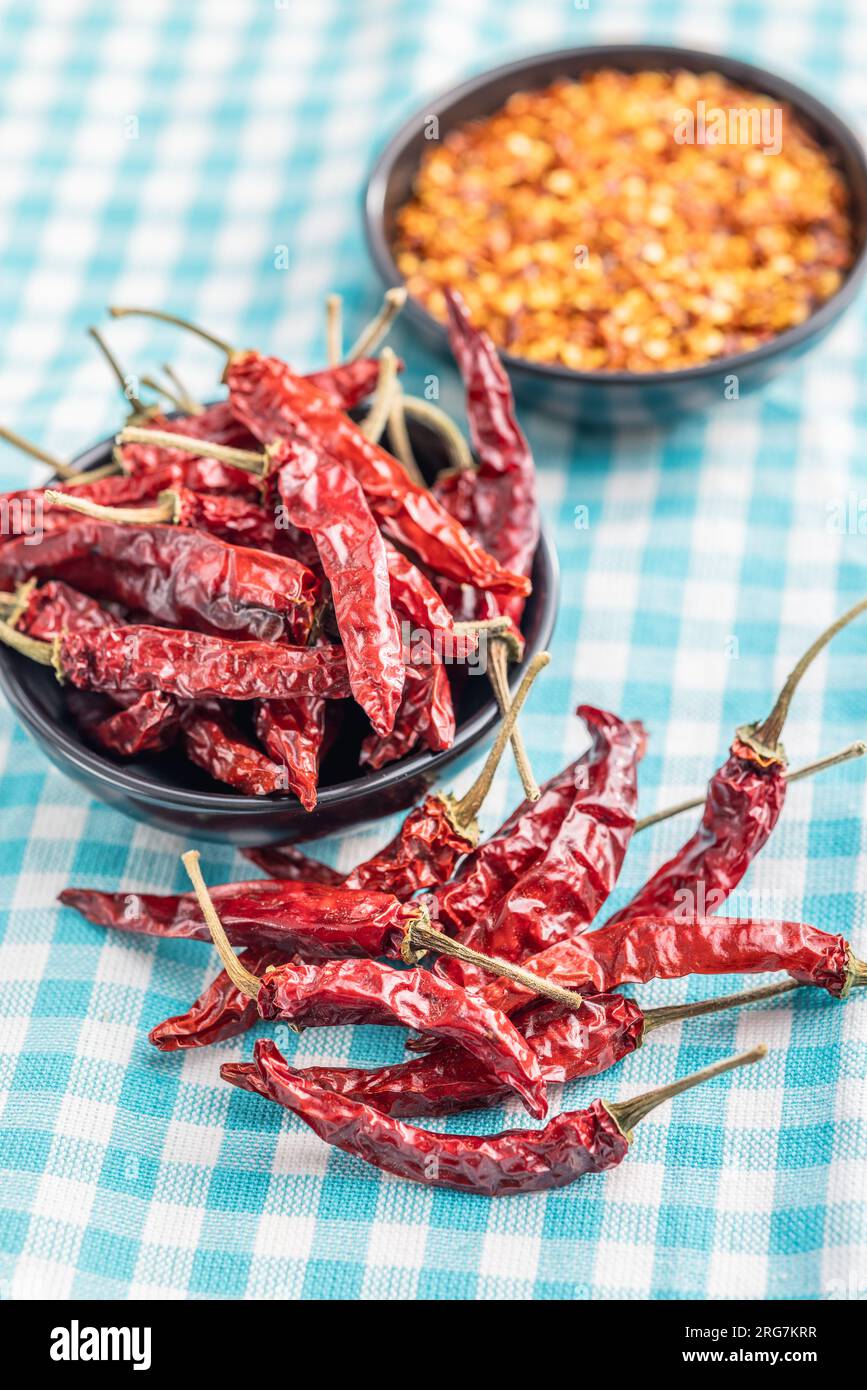 Rote Chili-Paprika in der Schüssel auf der karierten Tischdecke. Stockfoto