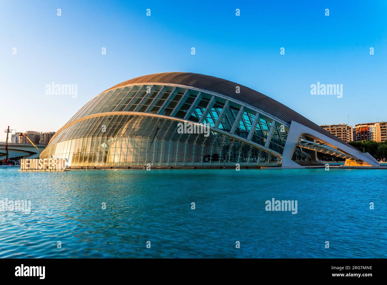 Valencia, Spanien - 29. Juli 2023: Blick auf Hemisferic ein IMAX-Kino und Planetarium in der Stadt der Künste und Wissenschaften, entworfen vom berühmten spanischen archit Stockfoto