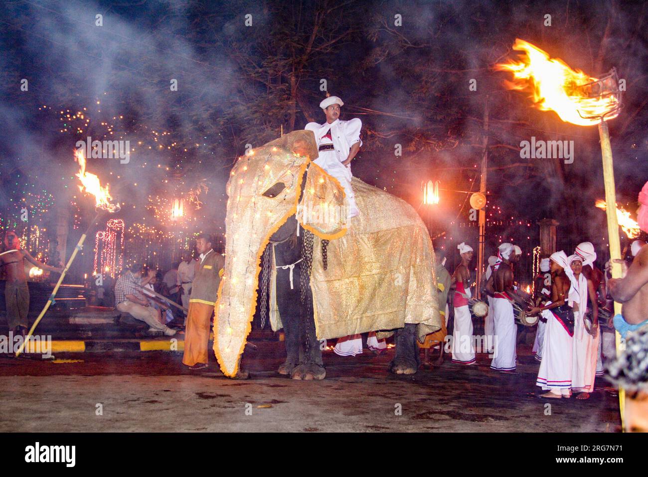 Kandy, Sri Lanka - 11. August 2005: Geschmückte Elefanten mit Mahouts nehmen am Fest Pera Hera in Kandy Teil, um den Zahn von Buddha i zu feiern Stockfoto