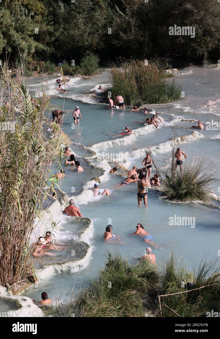Saturnia, Italien - 13. September 2022: Die Menschen baden in den heißen Quellen der Saturnia Therme, Saturnia, Toskana, Italien Stockfoto