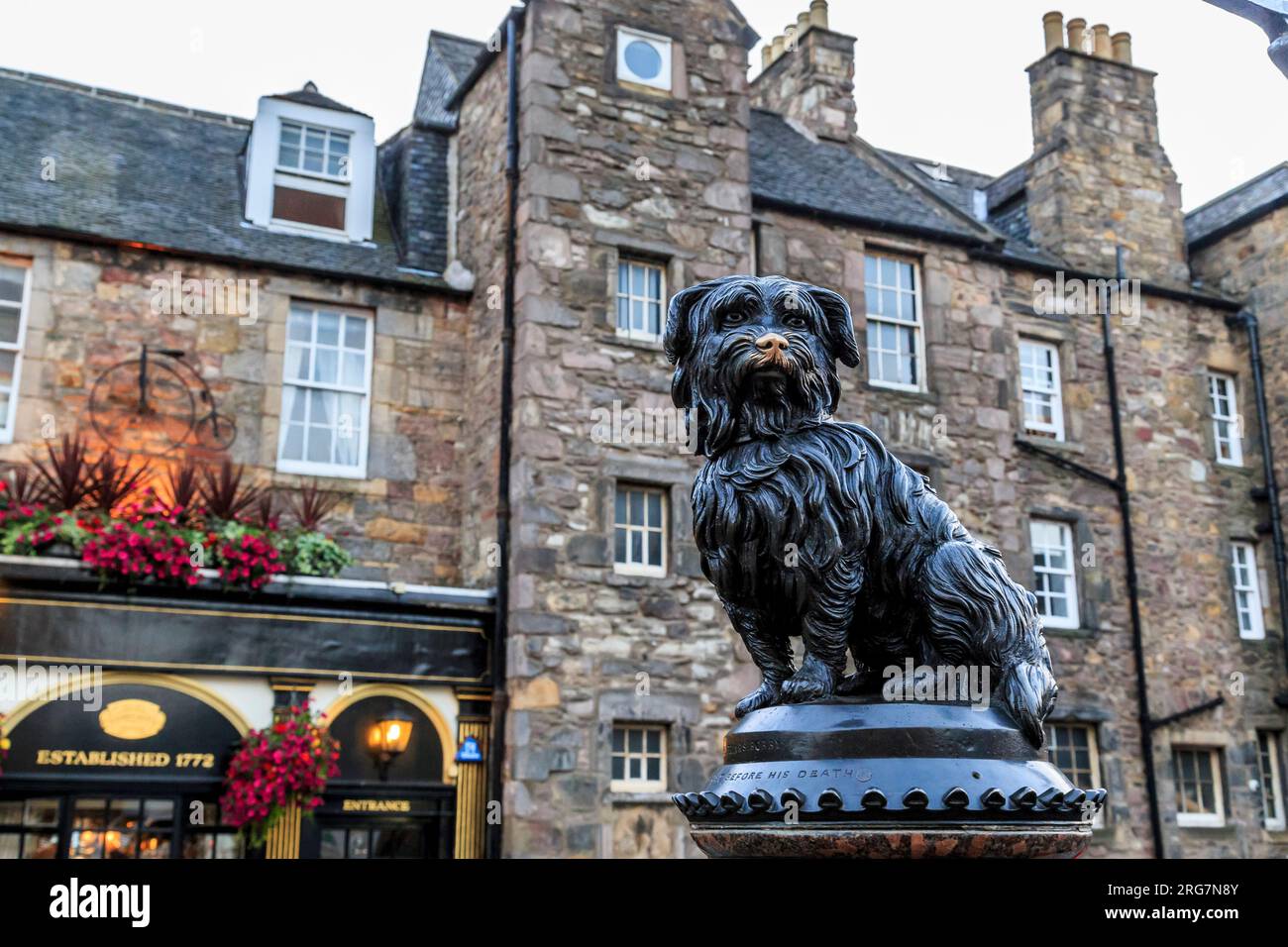 EDINBURGH, GROSSBRITANNIEN - 10. SEPTEMBER 2014: Dies ist ein Denkmal für den schottischen Himmelsterrier Bobby, der berühmt wurde für seine Hingabe an den Besitzer. Stockfoto