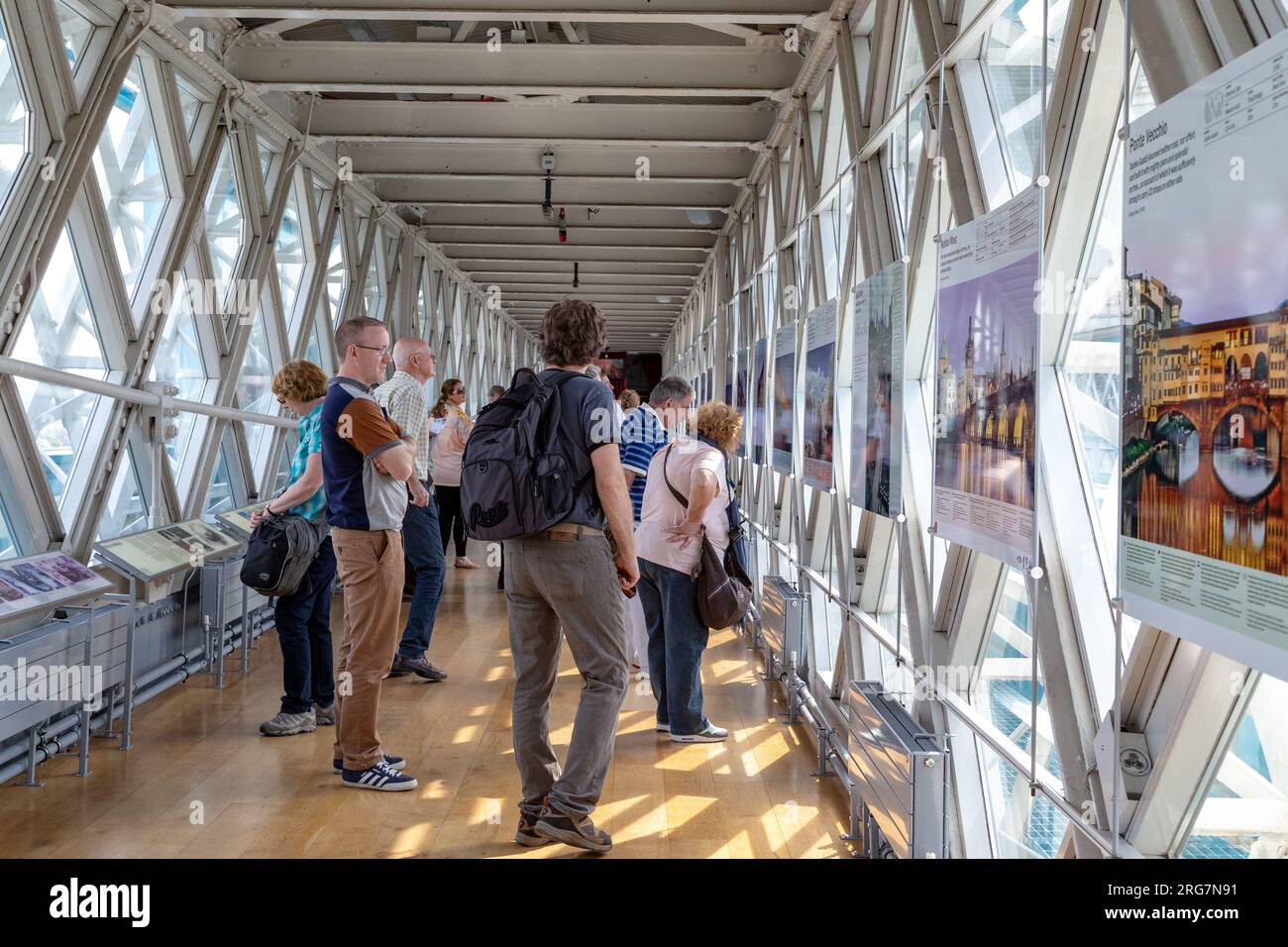 LONDON, GROSSBRITANNIEN - 16. MAI 2014: Besucher betrachten die Ausstellung auf der Aussichtsplattform der Tower Bridge. Stockfoto