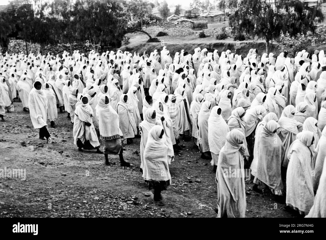 Axum, Äthiopien - 7. Mai 1998: Die Menschen beobachten die Zeremonie der heiligen Arche durch die Straßen in AXUM, Äthiopien. Die Arche wurde im Tempel von Salomons gestohlen Stockfoto