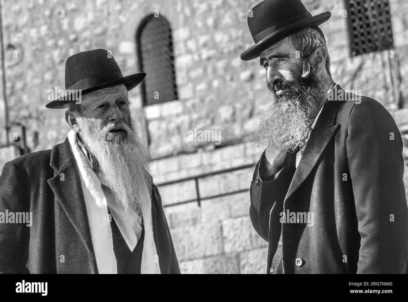 Gebetsnoten in der westlichen wand jerusalem SchwarzweißStockfotos und