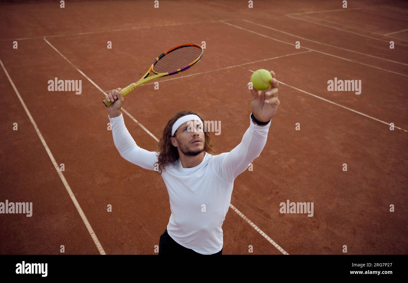 Blick auf den Engel vom männlichen Tennisspieler, der Ball servierte Stockfoto