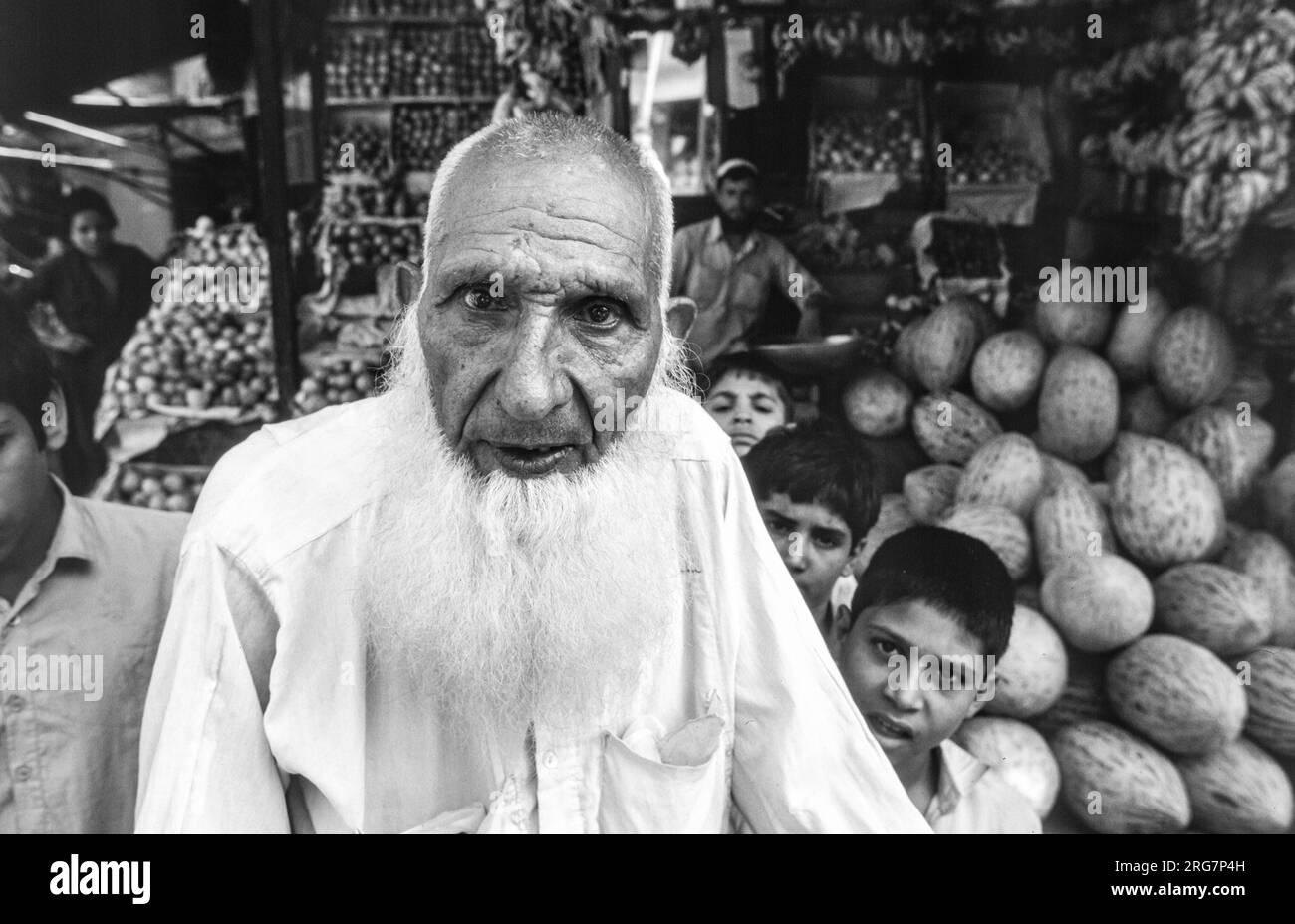 Peshawar, Pakistan - 30. Juni 1987: Porträt eines unbekannten älteren Mannes mit weißem Bärt in Gilgit, Pakistan. Menschen leiden in diesem Bereich aufgrund der AF Stockfoto