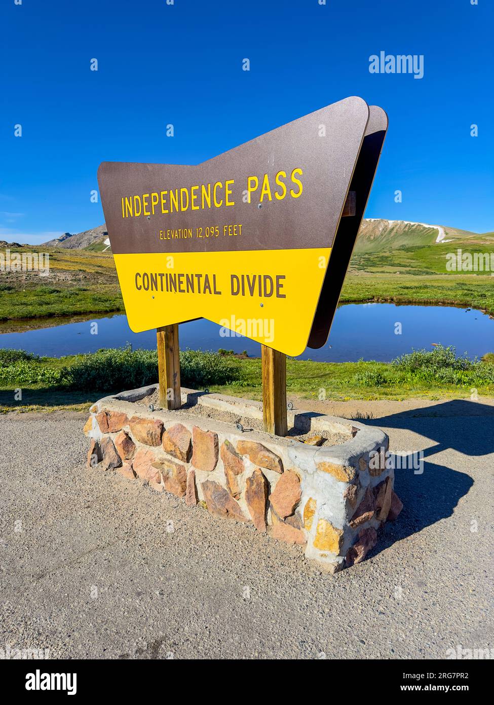 Foto des Parkschilds am Independence Pass Colorado Stockfoto