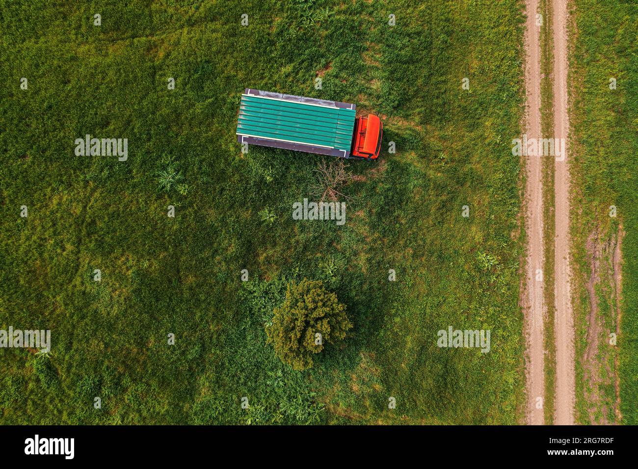 Luftaufnahme von Imkereiwagen und Anhänger mit Bienenstockboxen im Feld im Frühling, Draufsicht der Drohne Stockfoto