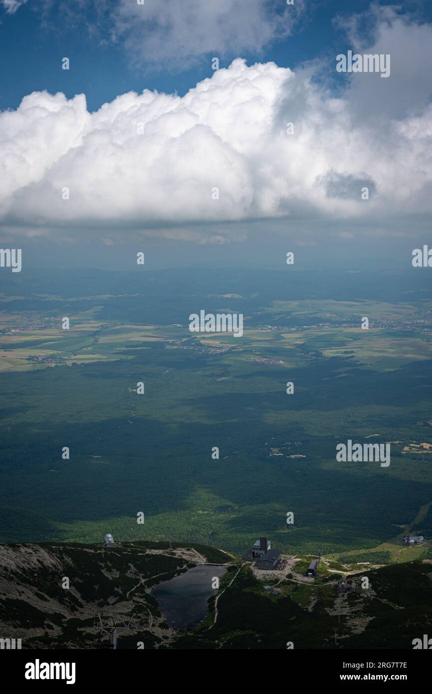 Blick vom Tatra-Gebirge über die Ebenen zwischen den Städten Poprad und Prešov in der Slowakei Stockfoto