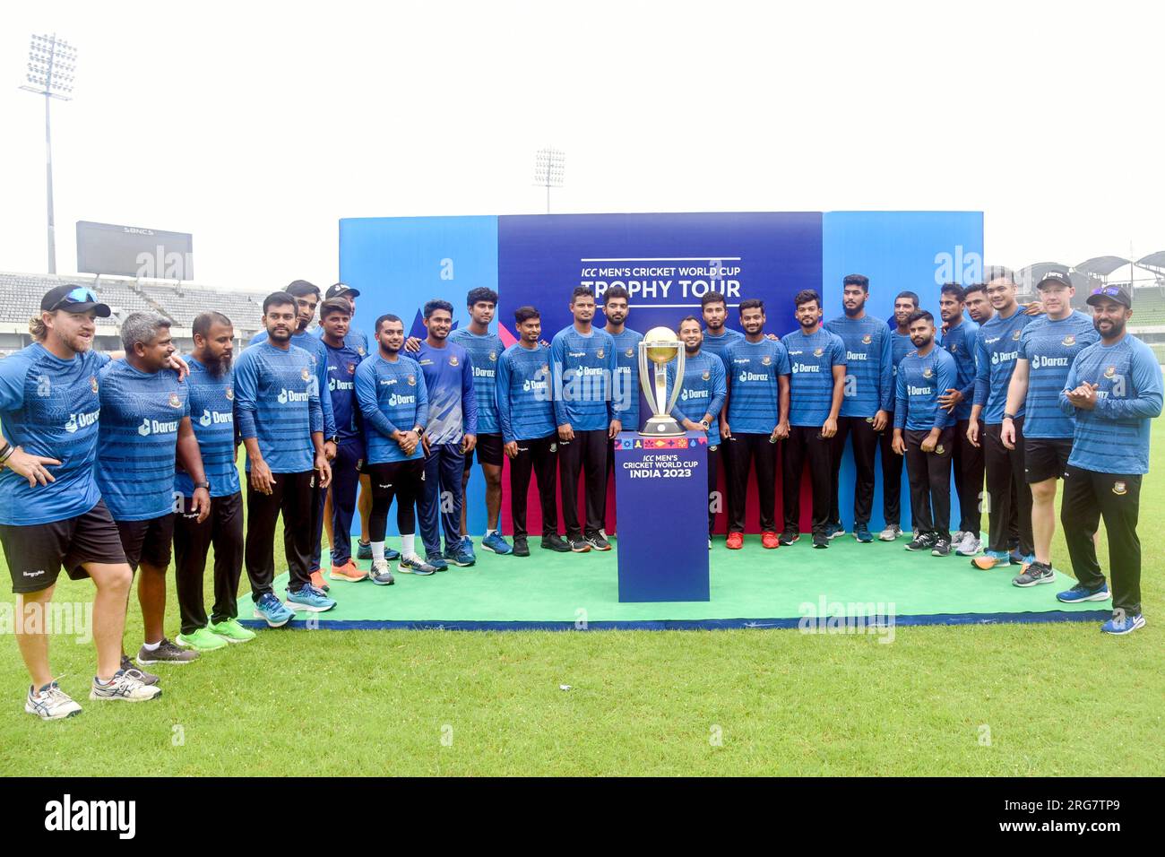 Die ICC Cricket World Cup 2023 Trophäentour ist in Bangladesch angekommen. Die prestigeträchtige Trophäe wird verschiedene Orte im Land bereisen Stockfoto