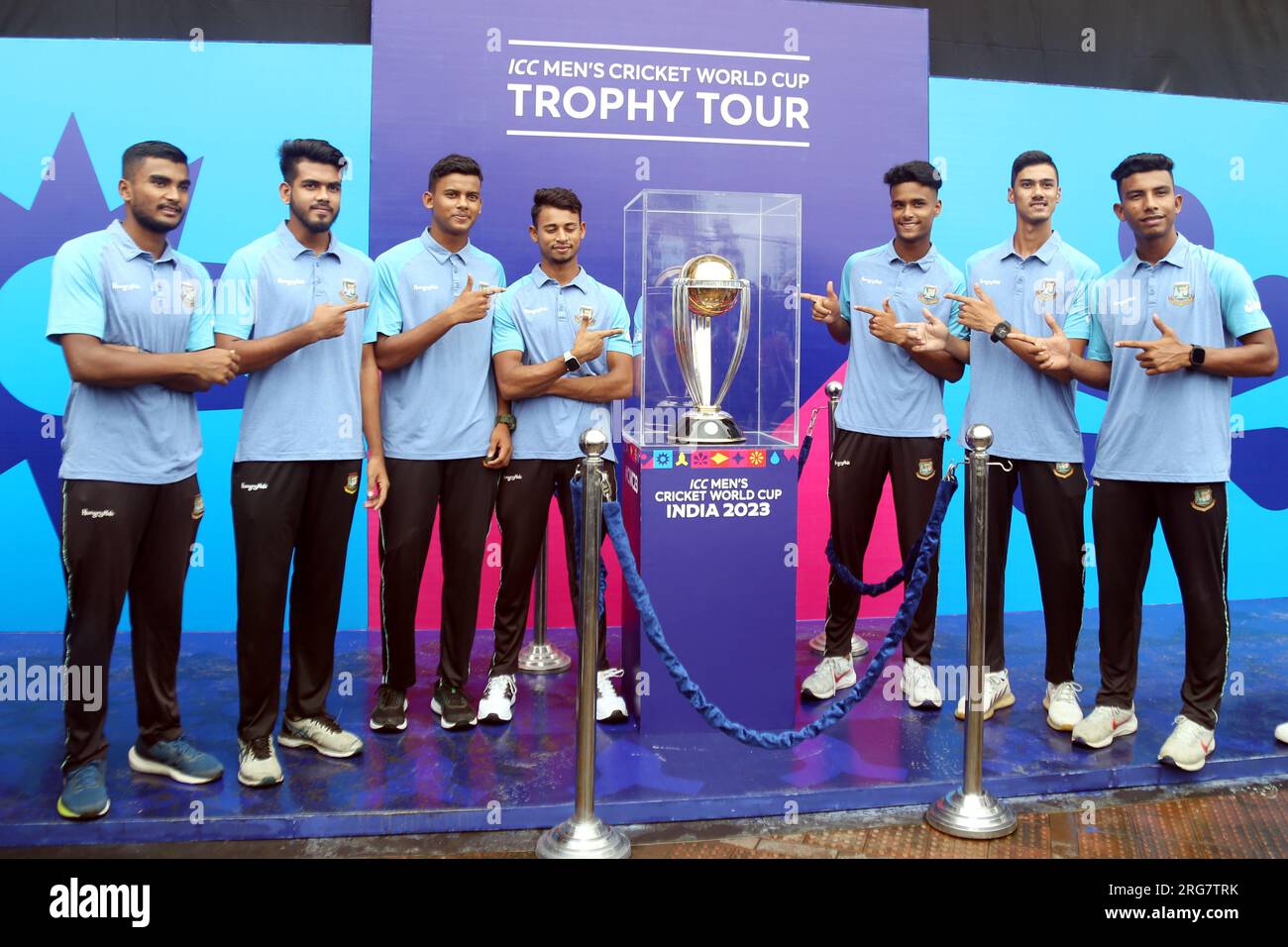 Die ICC Cricket World Cup 2023 Trophäentour ist in Bangladesch angekommen. Die prestigeträchtige Trophäe wird verschiedene Orte im Land bereisen Stockfoto