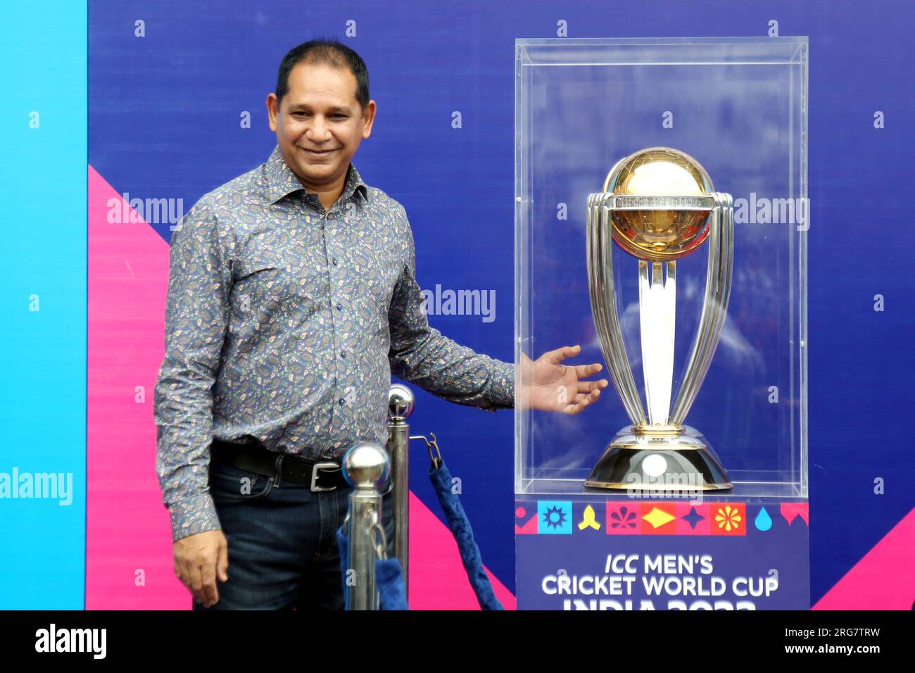 Die ICC Cricket World Cup 2023 Trophäentour ist in Bangladesch angekommen. Die prestigeträchtige Trophäe wird verschiedene Orte im Land bereisen Stockfoto