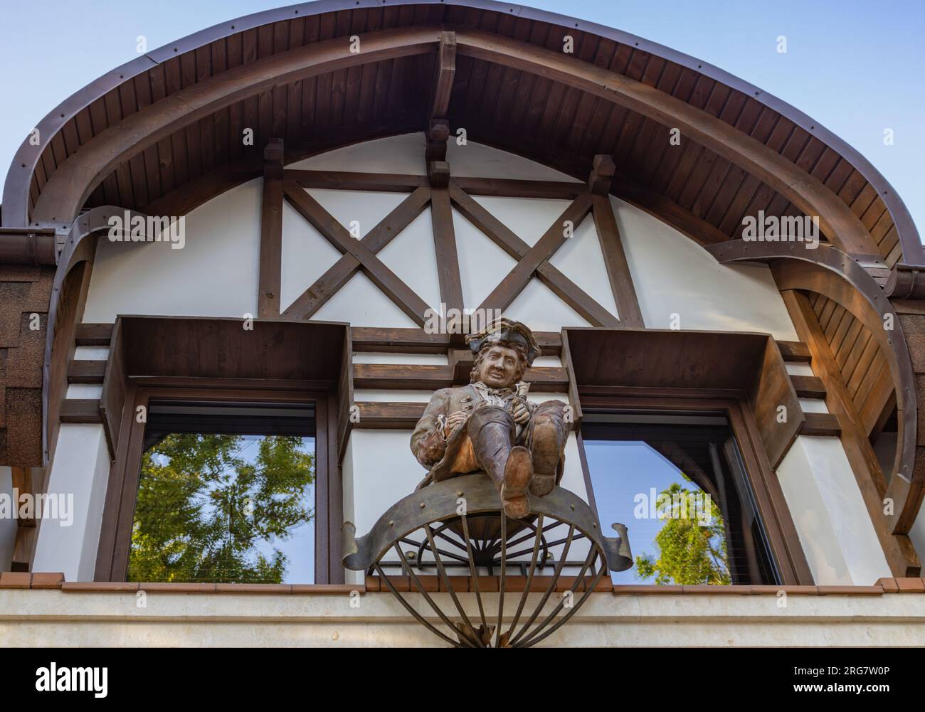 Originale Piratenstatue auf einer wunderschönen Gebäudefassade mit Reflexionen im Fenster Stockfoto