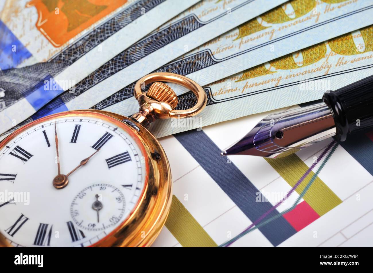 Pocket-Golduhr, Kugelschreiber und Dollar, Nahaufnahme Stockfoto