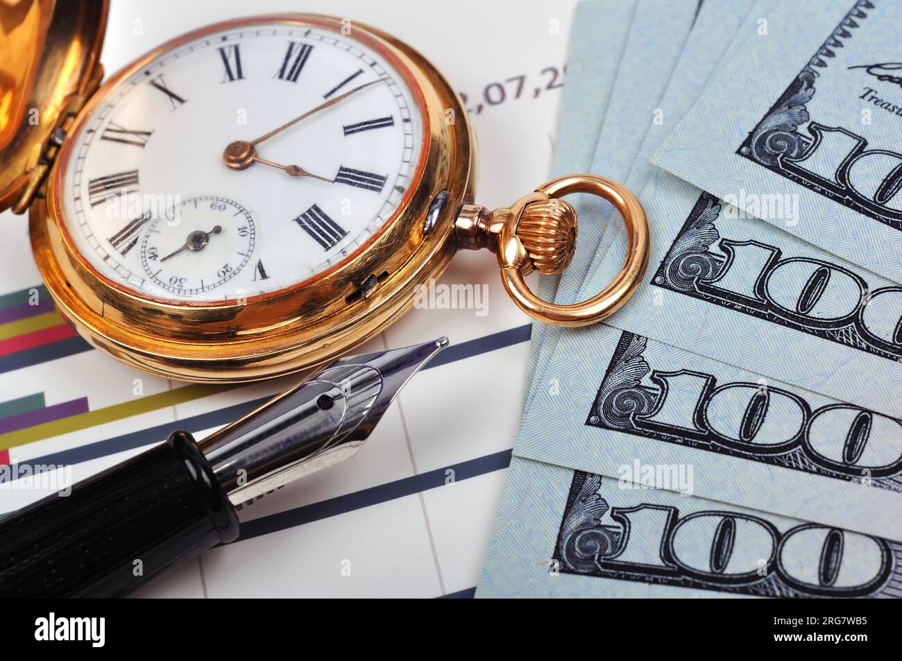 Golduhr, Kugelschreiber und US-Dollar, Nahaufnahme Stockfoto