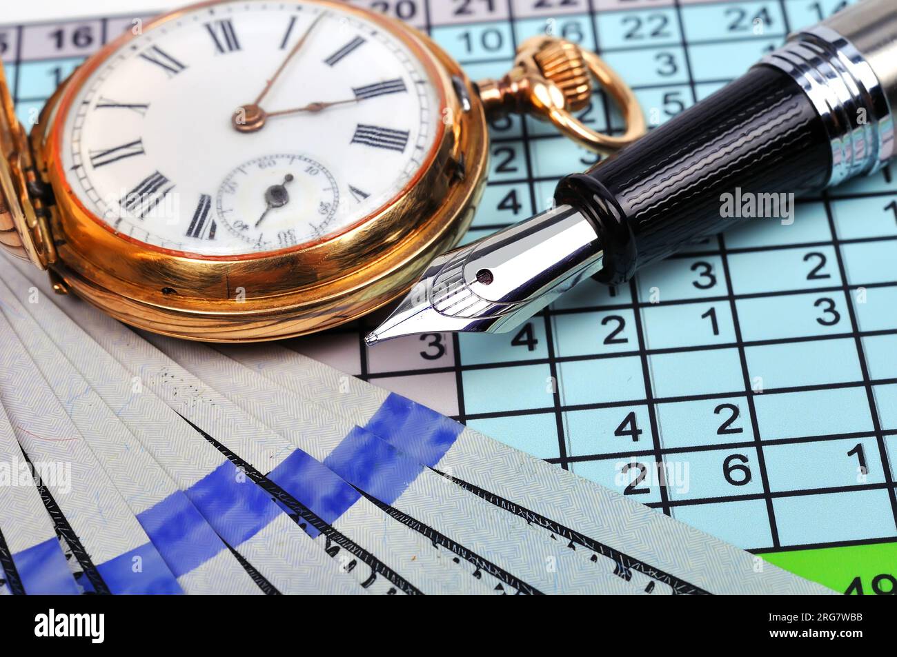 X-Pocket Uhr, Stift und Dollar, extra Nahaufnahme Stockfoto