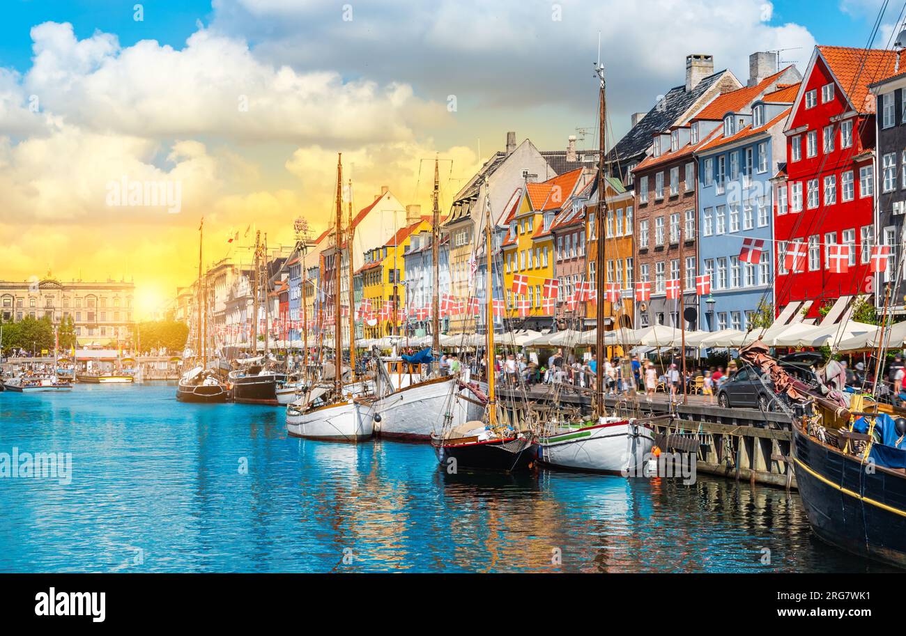 Boote und farbenfrohe Gebäude in Nyhavn Kopenhagen Dänemark bei Sonnenuntergang. Stockfoto