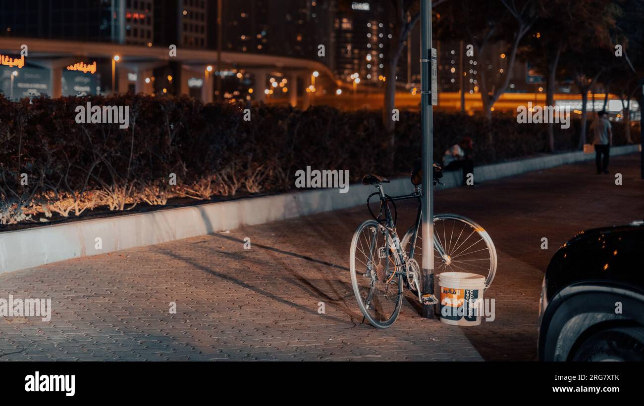 Ein zufälliges Fahrrad auf den Straßen von Dubai bei Nacht. Stockfoto