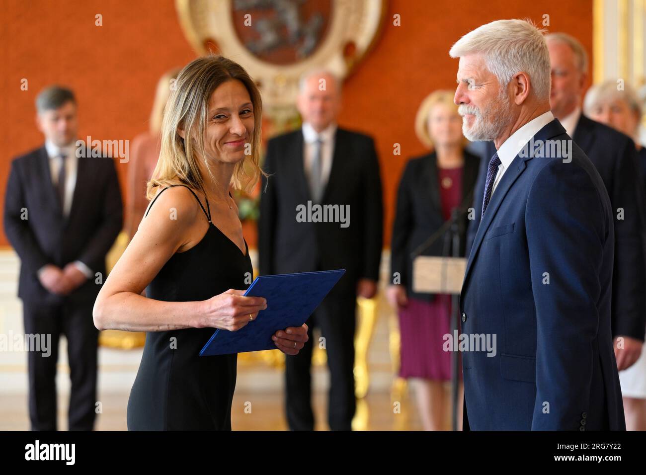 Prag, Tschechische Republik. 08. Aug. 2023. Präsident Petr Pavel (rechts) ernannte Veronika Krestanova, die stellvertretende Vorsitzende des Prager Stadtgerichts, in einer Zeremonie am 8. August 2023 in der Prager Burg, Tschechische Republik, zur Richterin des Verfassungsgerichts (USA). Kredit: Ondrej Deml/CTK Photo/Alamy Live News Stockfoto