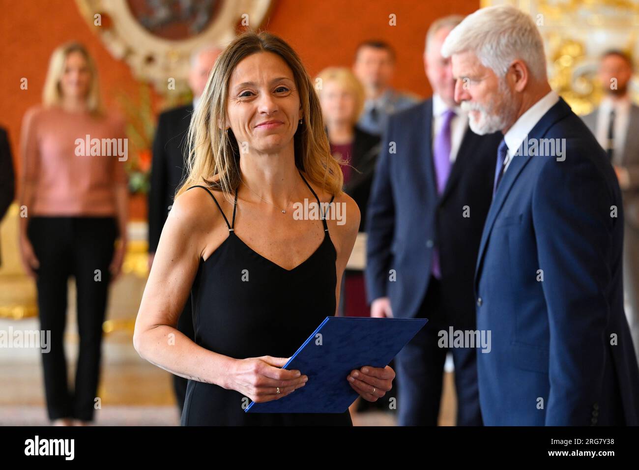 Prag, Tschechische Republik. 08. Aug. 2023. Präsident Petr Pavel (rechts) ernannte Veronika Krestanova, die stellvertretende Vorsitzende des Prager Stadtgerichts, in einer Zeremonie am 8. August 2023 in der Prager Burg, Tschechische Republik, zur Richterin des Verfassungsgerichts (USA). Kredit: Ondrej Deml/CTK Photo/Alamy Live News Stockfoto