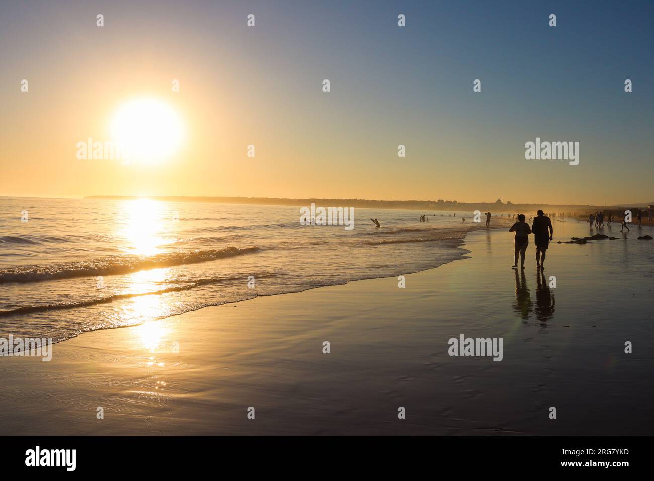 Sonnenuntergang mit einem Paar am Strand 'Praia da Falésia' in Albufeira, Algarve, Portugal Stockfoto
