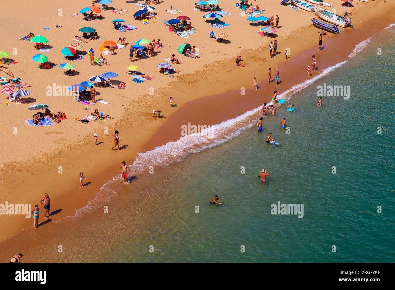 Blick von oben auf einen farbenfrohen Strand 'Praia Nova' in Porches, Algarve, Portugal Stockfoto