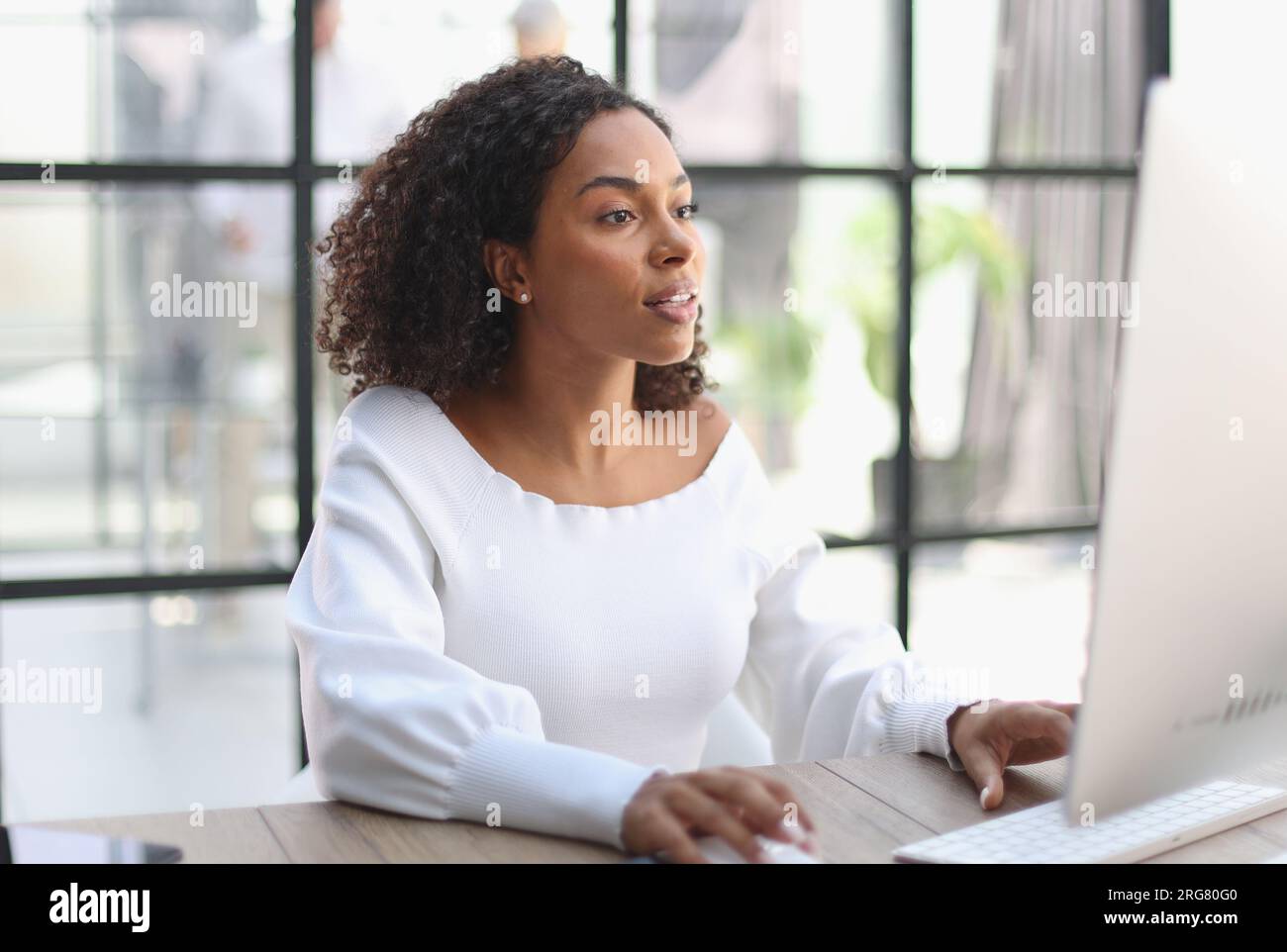 Portrait junge afroamerikanische Mädchen Frau lächelnd Büro Stockfoto