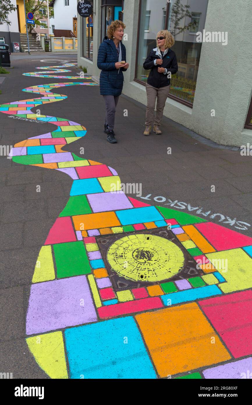 Straßenkunst auf dem Bürgersteig in Reykjavik, Island im Juli Stockfoto