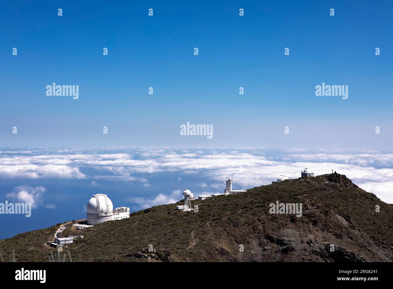 Internationales Raumbeobachtungszentrum im Nationalpark Caldera de Taburiente en El Roque de los Muchachos. Sonniger Tag mit Wolken. Panoramablick Stockfoto