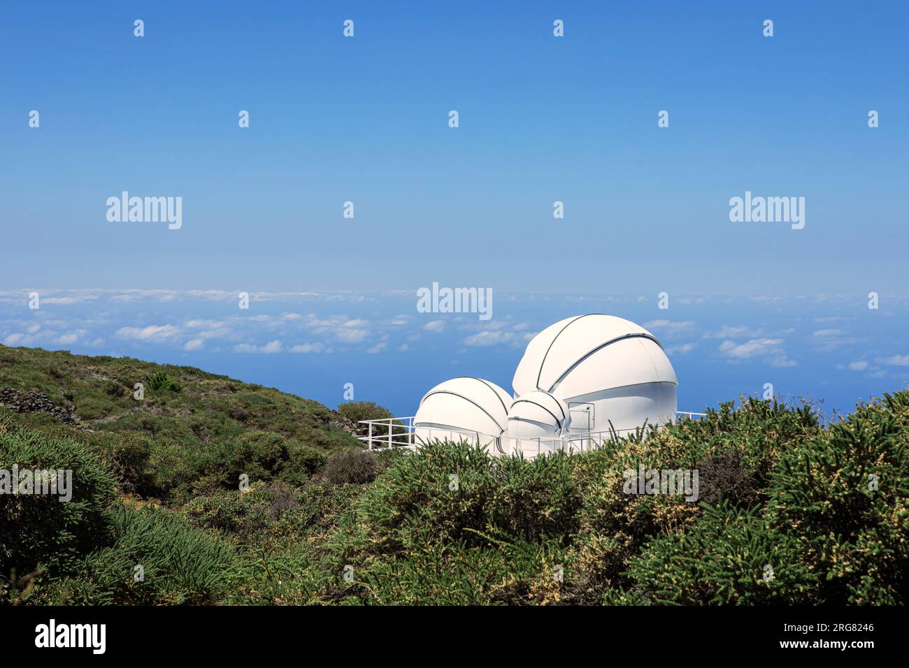 Das Teleskop befindet sich in den Bergen des Nationalparks El Roque de los Muchachos auf der Insel La Palma an einem sonnigen Tag vor einem Hintergrund von Wolken. Horiz Stockfoto