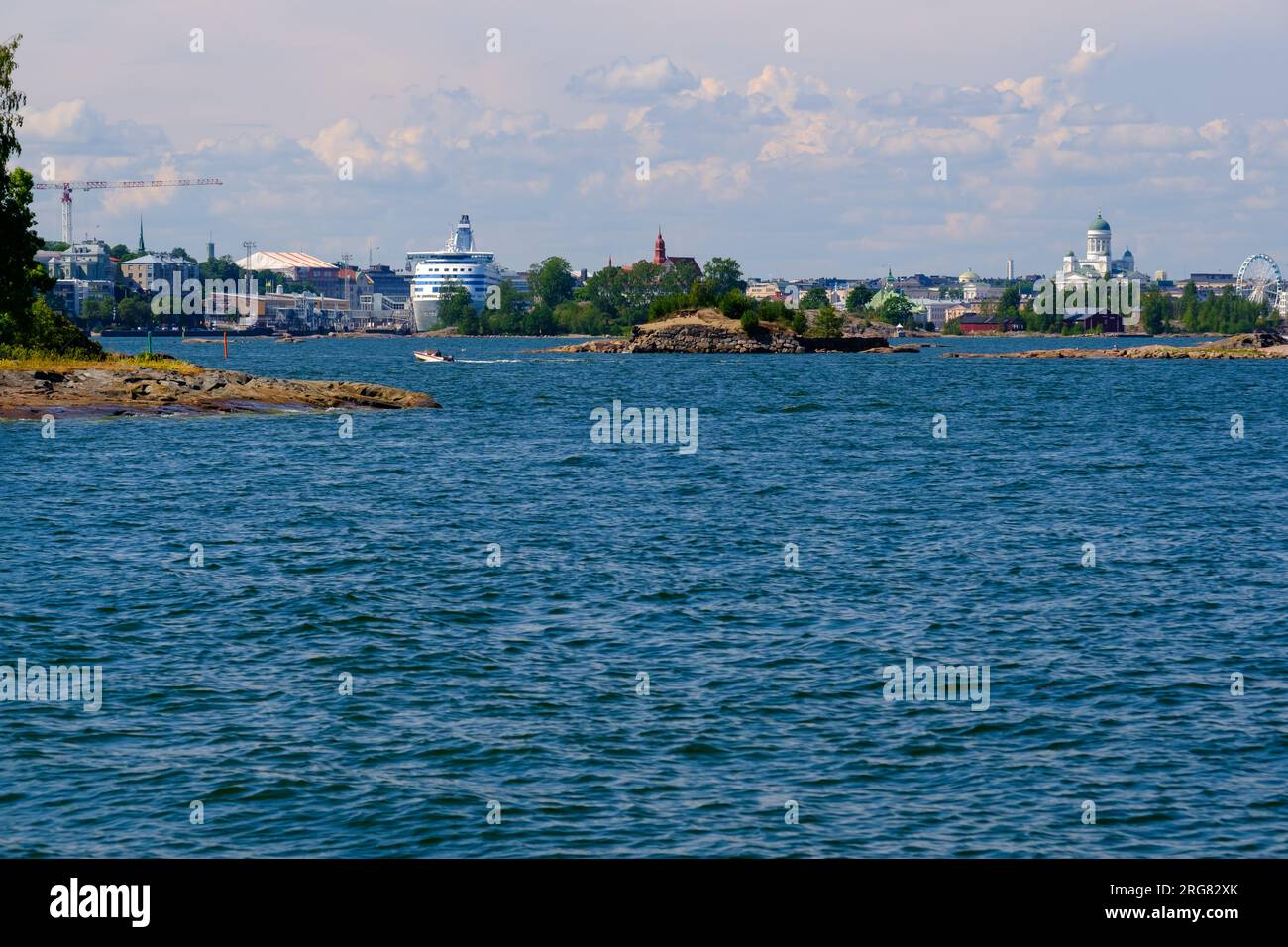 Helsinki / Finnland - 27. JUNI 2023: Ein Blick auf die Küste von Helsinki im Sommer. Stockfoto