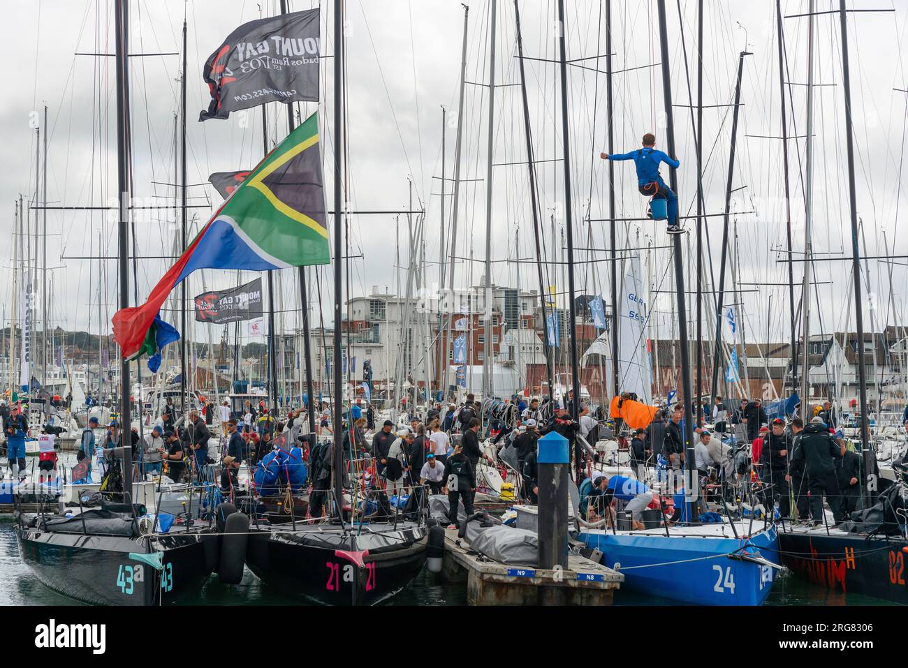 Nach dem Rennen am Frauentag während der jährlichen Cowes Week Regatta (August 2023) Cowes, Isle of Wight, Großbritannien, ist die Cowes Yacht Haven ein Aktivitätsort Stockfoto