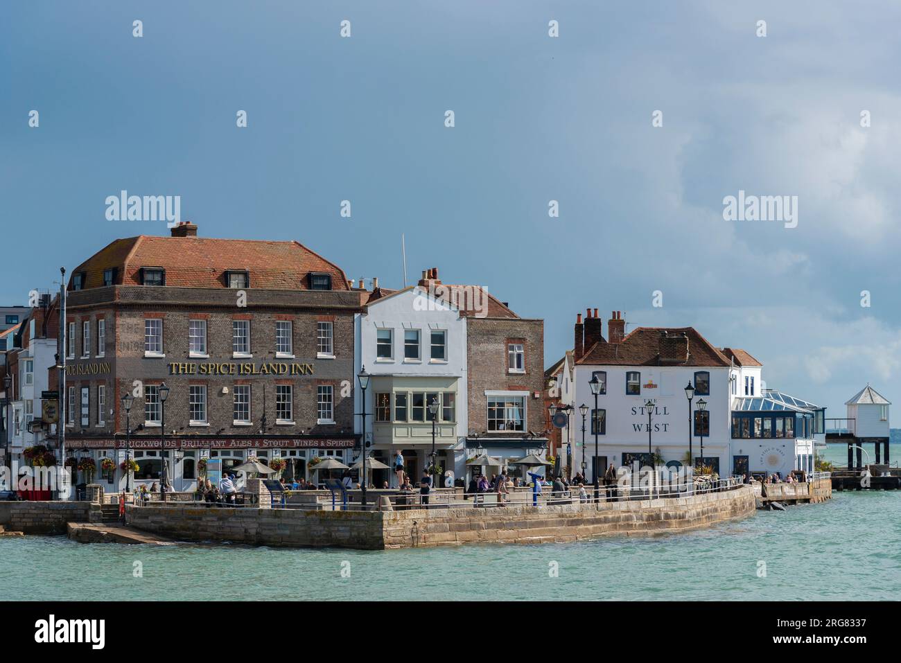 Zwei berühmte historische Pubs am Meer in Old Portsmouth am Eingang zum Portsmouth Harbour, Hamphire, England, Großbritannien Stockfoto