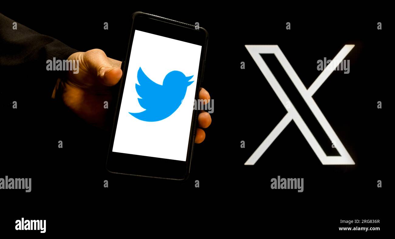 Botswana, Gaborone, 8. August 2023, Editorial, Bild des Computerbildschirms mit neuem x twitter-Logo und Mann vor der Hand mit einem Telefonwitz Stockfoto