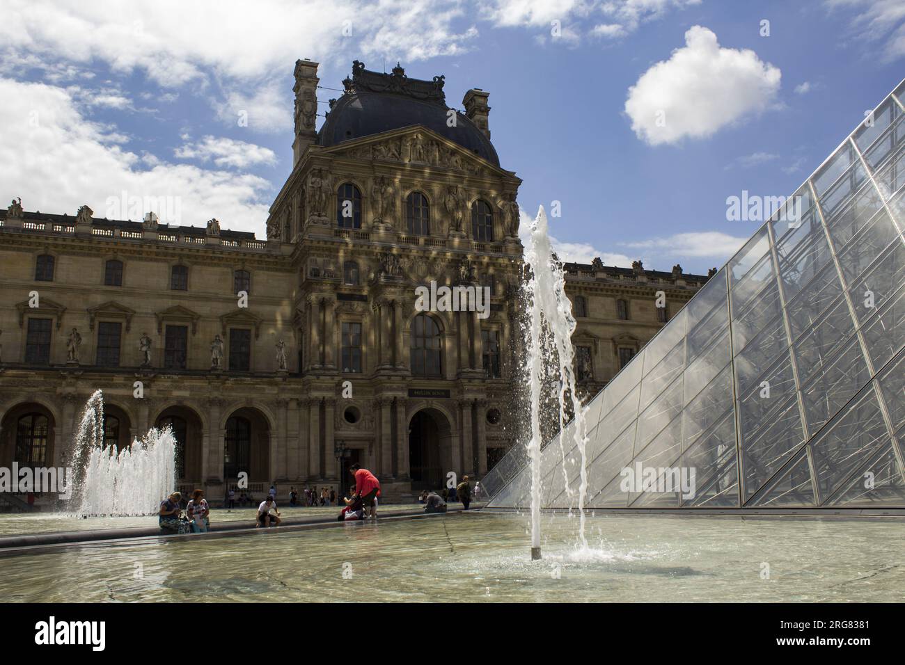 Paris, Frankreich: Fassade des Louvre-Museums. 11. Juli 2018. Das Museum hat eine der besten Sammlungen von Gemälden, Skulpturen und Archäologie der Welt Stockfoto