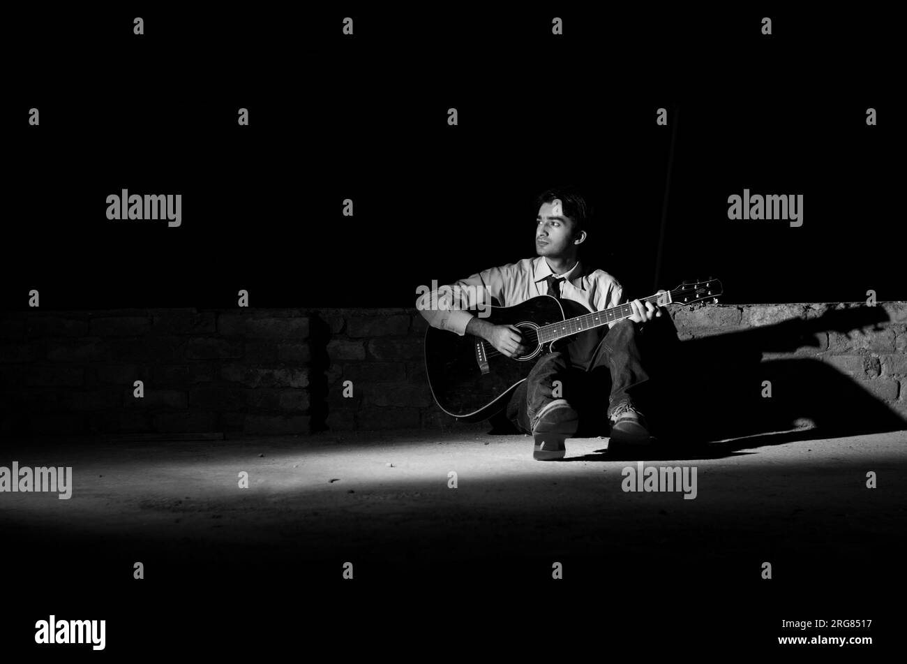 Ein Mann, der Gitarre spielt Stockfoto