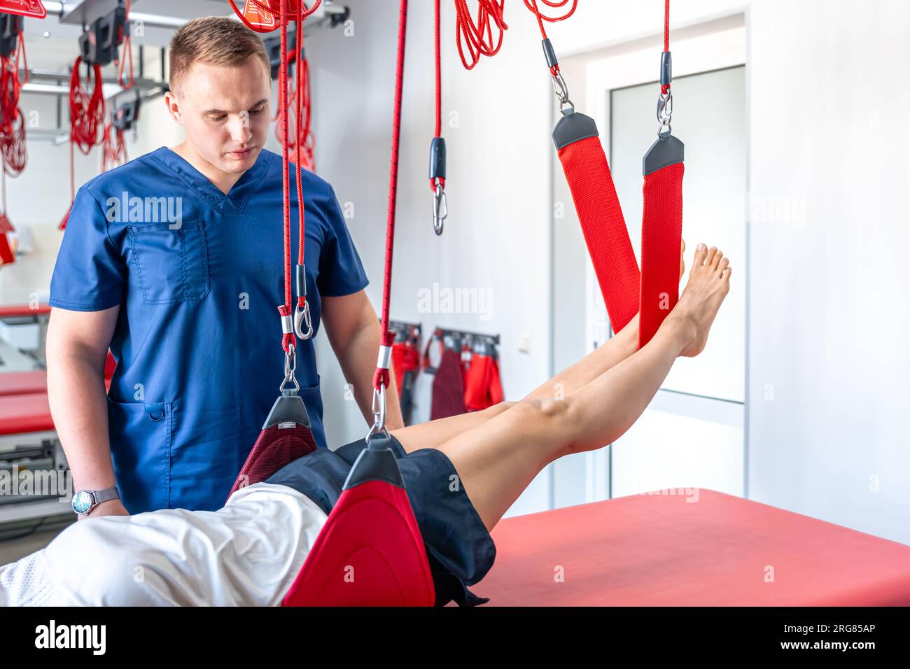 Eine junge Frau bei einem Arzttermin bei einem Rehabilitologen. Stockfoto