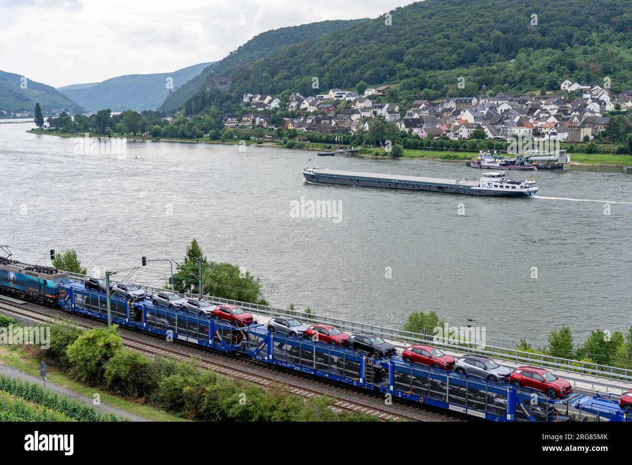 Oberes Mittleres Rheintal, Bahnlinie am rechten Rheinufer, Güterzuglinie, bis zu 400 Güterzüge fahren innerhalb von 24 Stunden hierher, auf beiden Stockfoto